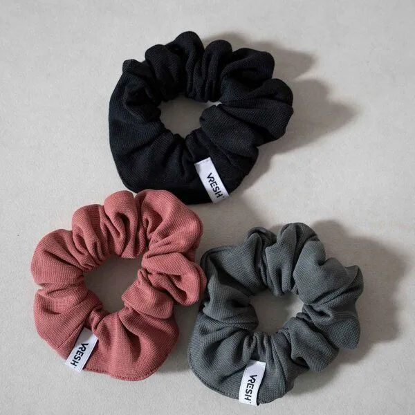 Vresh Clothing Vresh Clothing Ava - Scrunchie aus Biobaumwolle, Hibiskus, – Produktbild 4 von 4