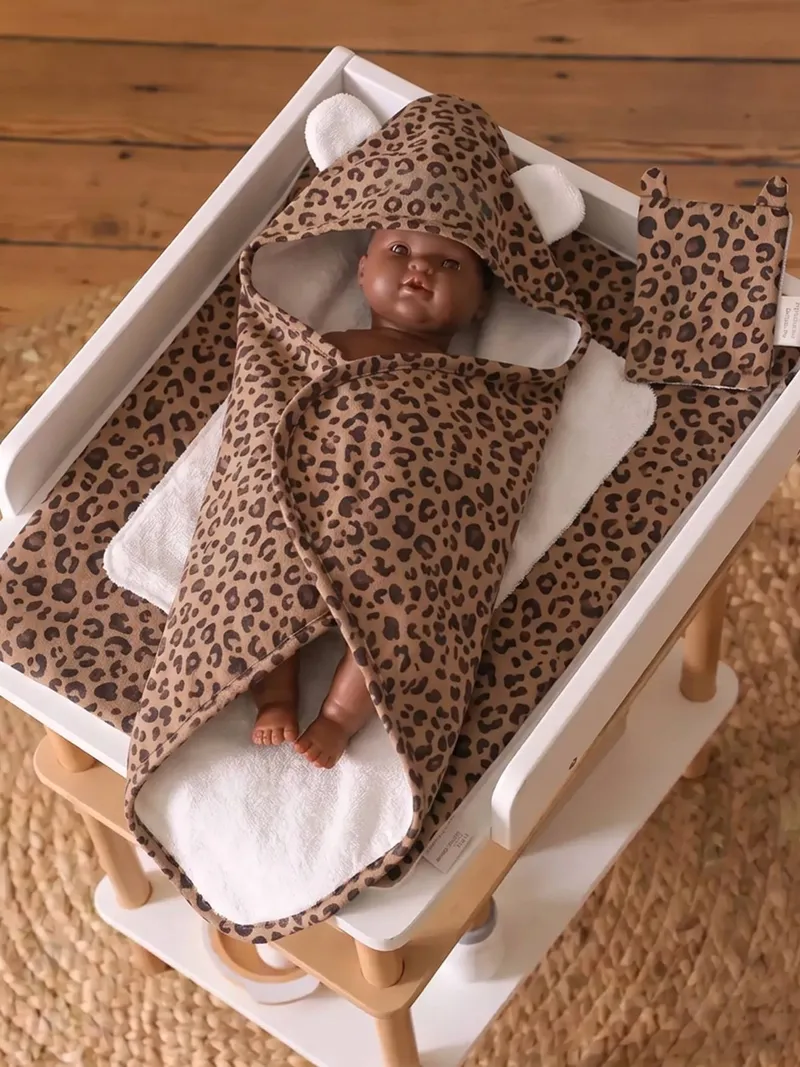 Vertbaudet Puppen-Badecape mit Zubehör VERTBAUDET x ENVIE DE FRAISE Leo-Capsule personalisierbar, Braun, – Produktbild 3 von 4