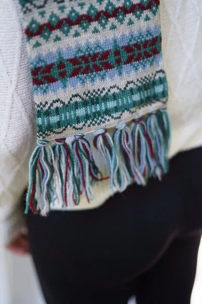 Haus of Namaste Haus of Namaste Handgefertigter Fair-Isle-Schal aus 100 % Lammwolle: Winterschal mit haferflockenfarbener Grundfarbe und blaugrünem und kastanienbraunem Muster | Hergestellt in Nepal | Nachhaltig, fair und ethisch. – Produktbild 3 von 4