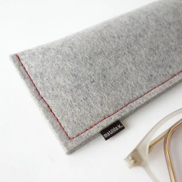 matilda k. manufaktur matilda k. manufaktur Brillenetui aus Wollfilz zum Einstecken in verschiedenen Farben 'justus', Hellgrau naht rot, – Produktbild 2 von 4
