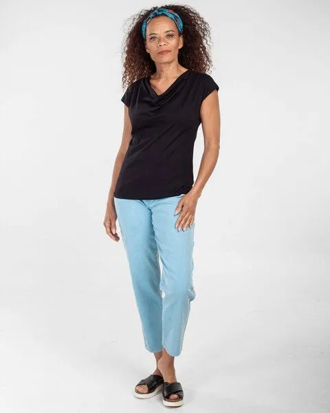 Alma & Lovis Alma & Lovis Shirt mit Wasserfall-Ausschnitt, aus Bio-Baumwolle | Short Cascade, Schwarz, – Produktbild 2 von 4