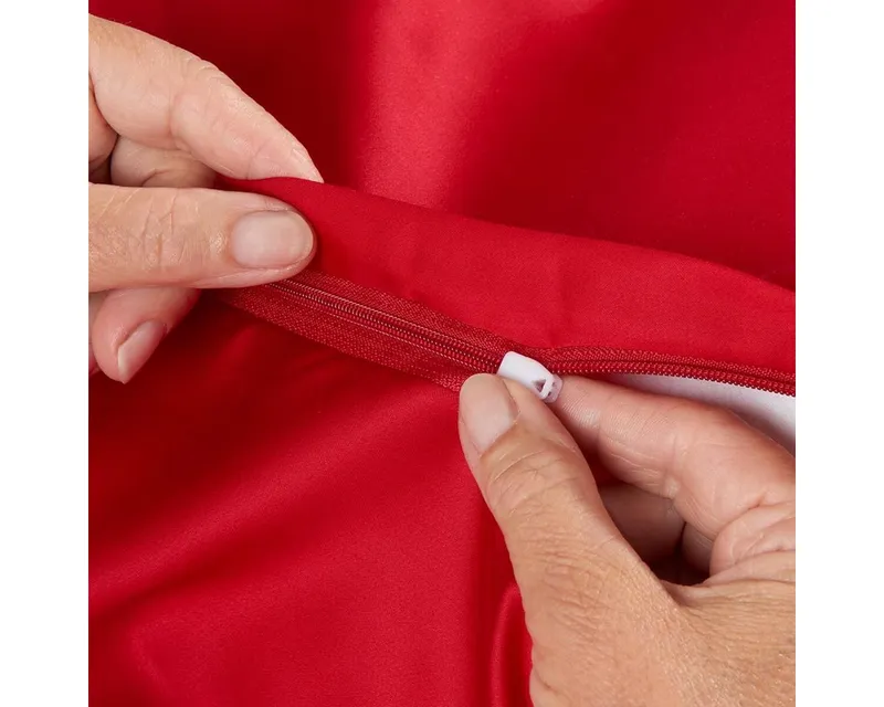 TRAUMSCHLAF Bettwäsche Uni Tencel™ Lyocell, Lyocell, 2 teilig, glatte Oberfläche und super angenehmes weiches Hautgefühl, Rot, – Produktbild 4 von 5