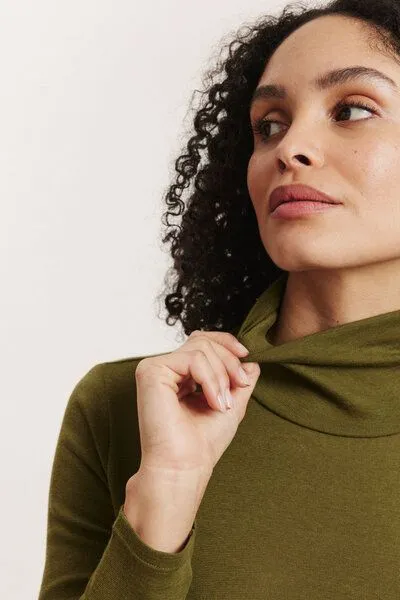 Tranquillo Tranquillo Longsleeve Marryy aus Biobaumwolle, Olive, – Produktbild 7 von 7