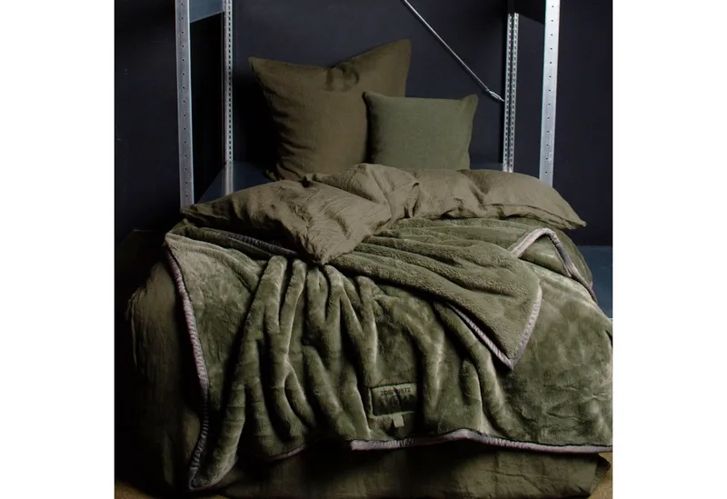 Wohndecke The Blanket, extra weiche Kuscheldecke, schlichtes Design, ZOEPPRITZ1828, Extra weiche Decke aus recyceltem Polyester, Grün, – Produktbild 3 von 3
