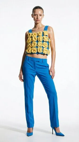 KnitToChange KnitToChange Handgehäkeltes Crop-Top mit 3D-Blüten in Blau & Gelb – Produktbild 2 von 4