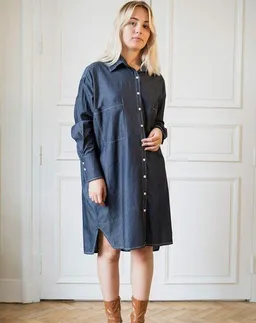 Aatise Aatise Hemdblusenkleid Langarm 100% Coton Chambray, Zazum – Produktbild 1 von 1