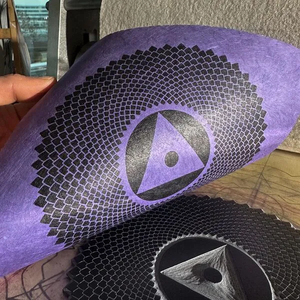 Veskor Cassiopeia Veskor Cassiopeia SAHASRĀRA Chakra-Meditations-Linoldruck | 22 × 22 cm | Schwarz auf Violett-Lila – Produktbild 3 von 4