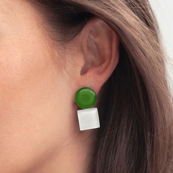 ALEXASCHA ALEXASCHA Geometrische Clip Ohrringe aus Glas | Bauhaus Design | 16 Farbkombinationen, Grün & weiß, – Produktbild 3 von 4