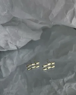 noemvri fashion label noemvri fashion label twisted Ohrstecker Hugo – Produktbild 1 von 1