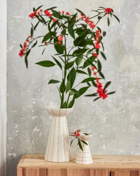 onomao onomao Handgemalte Vase 'Duarte' aus Steinzeug, Aprikose gestreift, – Produktbild 5 von 5