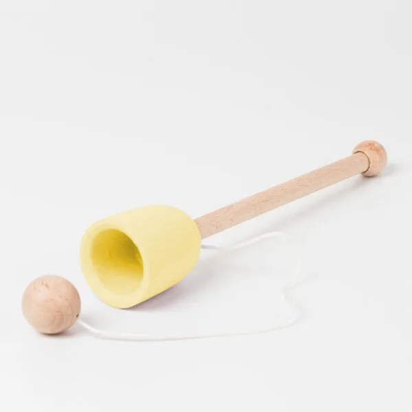 Me&Mine Becher und Ball aus Holz von Me&Mine, Gelb, – Produktbild 1 von 3