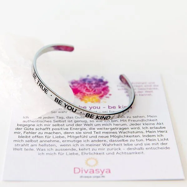 Divasya Divasya Armreif mit Gravur Silber "Be true - be you - be kind" – Produktbild 4 von 4