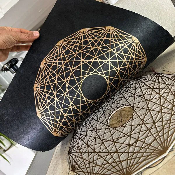 Veskor Cassiopeia Veskor Cassiopeia 7-ORTHOPLEX HEPTACROSS Heilige Geometrie Linoldruck | 40 x 40 cm | Gold auf Schwarz – Produktbild 3 von 4