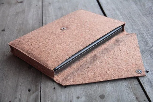 BY COPALA BY COPALA Gefütterte 15–16 Zoll Laptoptasche aus Kork | vegane Laptop Hülle mit Magnetverschluss, wasserabweisend für MacBook Air & Pro, Natur, – Produktbild 3 von 4