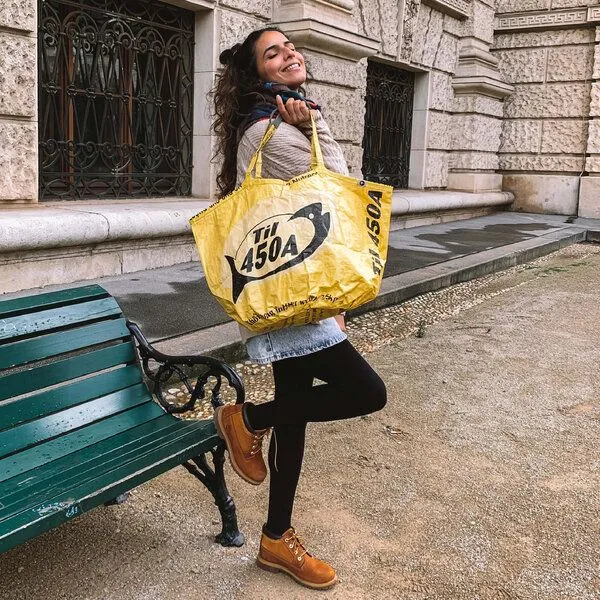 REFISHED fair fashion REFISHED fair fashion Tasche 'SOULMATE' - upcycelte Fischfuttersäcke, #fish gelb-til, – Produktbild 7 von 7