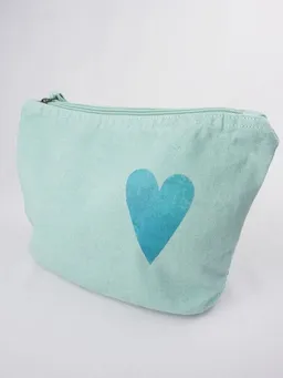 MelaDi Meladi Vintage Accessoire-Tasche aus Biobaumwolle - Blaues Herz auf Vintage-Türkis – Produktbild 1 von 1