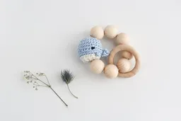 NoniKids Berlin NoniKids Berlin Greifling Beißring Holz *Amigurumi Wal* | Bio Baumwolle – Produktbild 1 von 1