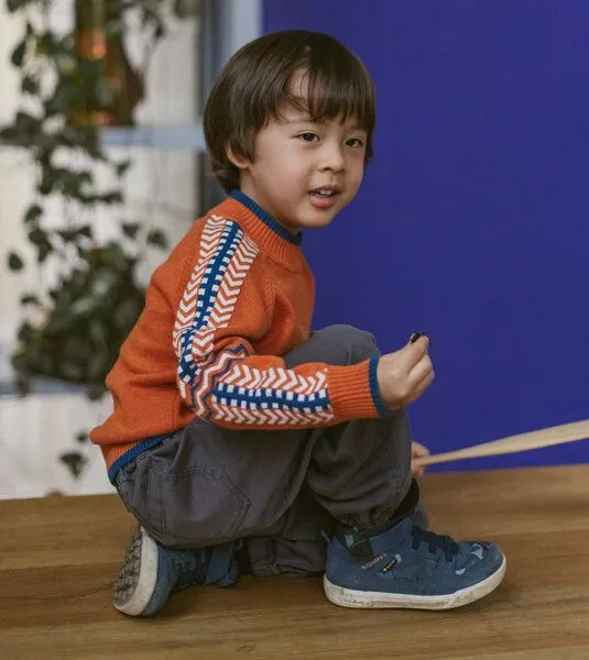 Sense Organics & friends in cooperation with GARY MASH Sense Organics & friends in cooperation with GARY MASH Kinder Strickpulli aus Biobaumwolle – Produktbild 2 von 4