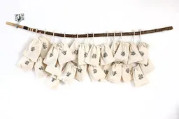 STUDIO KARAMELO STUDIO KARAMELO Adventskalender mit 24 Baumwollsäckchen – Produktbild 1 von 1