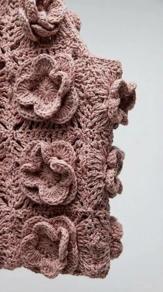 KnitToChange KnitToChange Handgehäkeltes Crop-Top mit 3D-Blüten – Produktbild 3 von 4