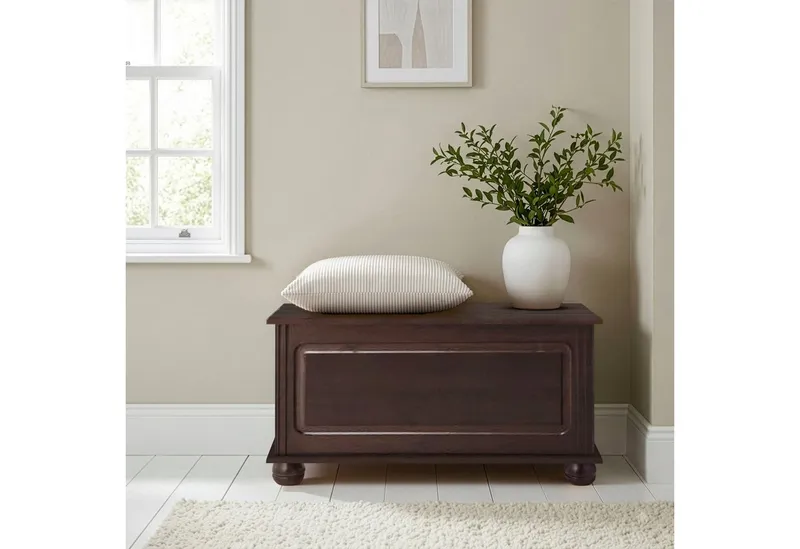 OTTO home Sitztruhe Finca, aus massivem Kiefernholz, 85 x 43 x 45 cm, mit praktischem Stauraum, Braun, – Produktbild 1 von 5