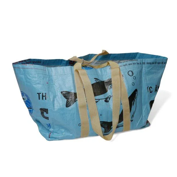 REFISHED fair fashion REFISHED fair fashion Tasche 'CARGO BAG' - upcycelte Fischfuttersäcke, #fish hellblau, – Produktbild 1 von 2