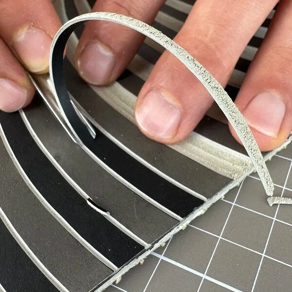 Veskor Cassiopeia Veskor Cassiopeia PSYCHEDELIC SUN Op-Art Linoldruck | 40 x 40 cm | Gold auf Schwarz – Produktbild 3 von 4