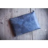 BY COPALA BY COPALA Gefütterte nachhaltige Laptop Hülle 13–14 Zoll aus Blattleder – Handgenähte vegane Laptoptasche, wasserabweisendes Laptop Case, Unikat für MacBook Air & Pro in Marineblau – Produktbild 1 von 1