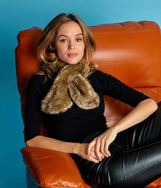 Ashoka Paris Ashoka Paris Schal Joséphine aus veganem Kunstpelz Bernstein-Düne – Produktbild 3 von 4