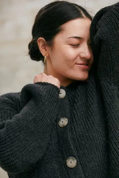 Jyoti - Fair Works Jyoti - Fair Works Baby-Alpaka Strickcardigan Betana, Dunklegrau, – Produktbild 3 von 4