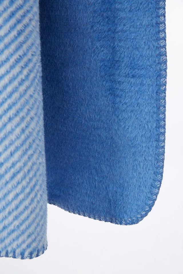 Wohndecke Wohndecke - 4 Jahreszeiten -160x200 cm / Sofadecke / Schlafdecke, livessa, Soft-Touch-Gefühl / 50% Baumwolle, 45% Acryl, 5% Polyester / 1650g, Blau, – Produktbild 5 von 5