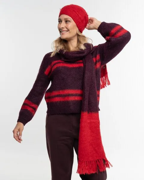 Alma & Lovis Alma & Lovis Flauschiger Strickschal aus gebrushter Alpakawolle | Brushed Scarf, Plum (rot), – Produktbild 2 von 3