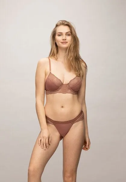 Lovjoi Lovjoi Tanga LUMINOUS MOSS mit filigraner Spitze, Warm brown (braun), – Produktbild 1 von 4