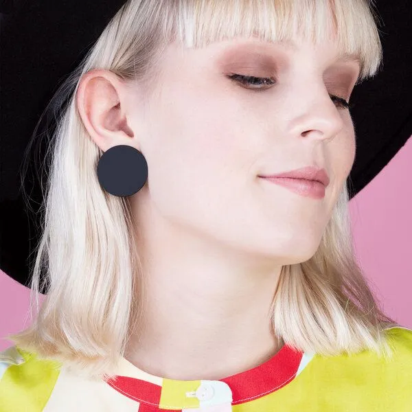 ALEXASCHA ALEXASCHA Runde Statement Ohrringe aus Titanzink | 30mm, Schwarz, – Produktbild 1 von 4