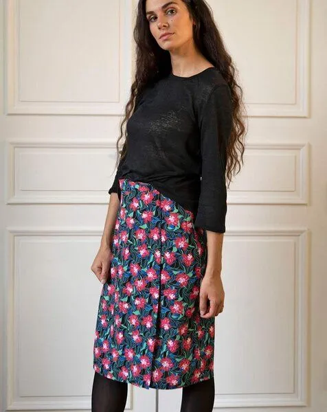 Aatise Aatise Kurzer bedruckter Wickelrock Zana aus 100% EcoVero, Schwarz, – Produktbild 2 von 3