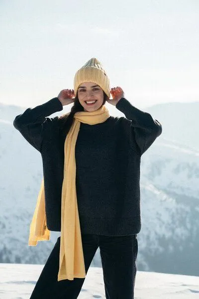 Kopyto Kopyto MANUL - Großer Schal aus 100% Merinowolle RWS- zertifiziert Eco Feinstrick Plüsch, Yellow, – Produktbild 3 von 4