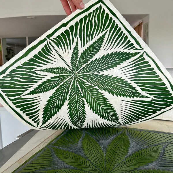 Veskor Cassiopeia Veskor Cassiopeia CANNABIS BLATT Marihuana Pflanzen Linoldruck | 40 × 40 cm | Grün auf Naturweiß – Produktbild 4 von 4