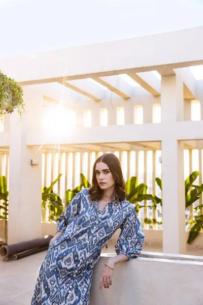 Haus of Namaste Haus of Namaste Kleid aus Bio-Baumwolle – handbedruckt im Ikat-Stil mit Taschen – Produktbild 4 von 4