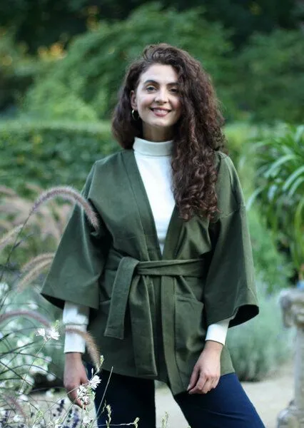ManduTrap ManduTrap Elegante Kimonojacke aus Biobaumwolle – Cord in Grün, Blau oder Berry mit Gürtel und Taschen, Blau, – Produktbild 7 von 8