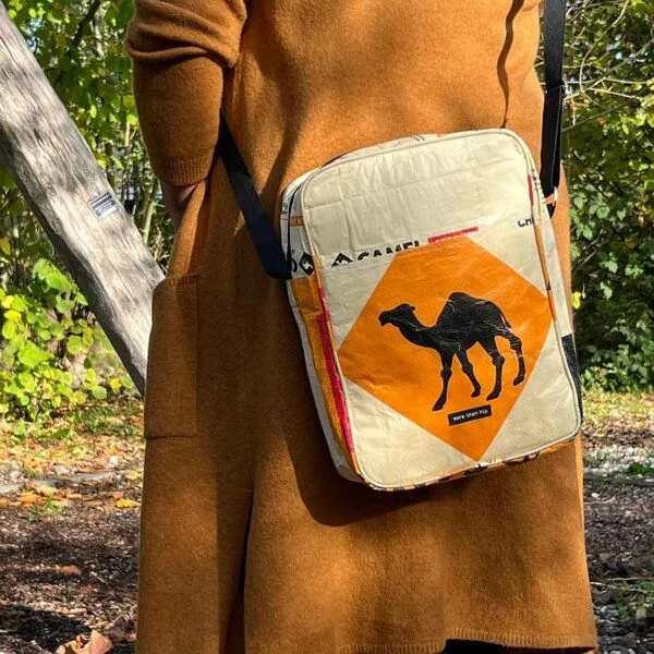 MoreThanHip MoreThanHip Unisex Umhängetasche aus recycelten Zement- oder Tierfuttersäcken - Kosal, Creme/orange - kamel, – Produktbild 3 von 4