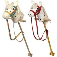 Goki goki Steckenpferd aus Holz mit Halfter, Zügel und Rollen 1 Stück Maße 95 x 28 cm – Produktbild 1 von 1