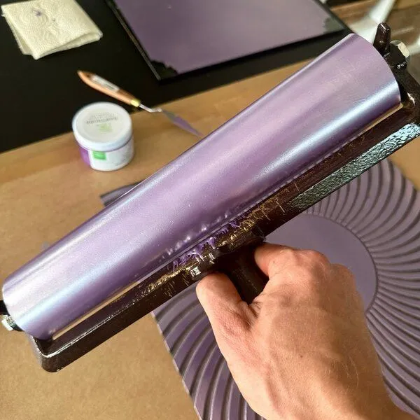 Veskor Cassiopeia Veskor Cassiopeia PSYCHEDELIC SUN Op-Art Linoldruck | 40 x 40 cm | Silber/Amethyst auf Schwarz – Produktbild 3 von 4