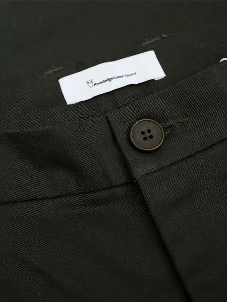 KnowledgeCotton Apparel KnowledgeCotton Apparel Twill-Chinohose - CHUCK regular chino twill pants - aus Bio Baumwolle, Grün (forrest night), – Produktbild 4 von 4