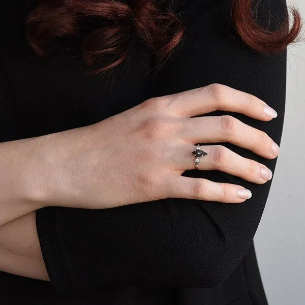Eppi Eppi Goldener Ring mit Salt and Pepper Diamant in Kiteform Melitta, Gelb, – Produktbild 4 von 4