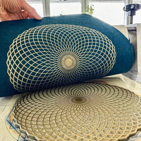Veskor Cassiopeia Veskor Cassiopeia LOTUS DES LEBENS Heilige Geometrie Linoldruck | 40 x 40 cm | Lichtgold auf Petrolblau – Produktbild 4 von 4