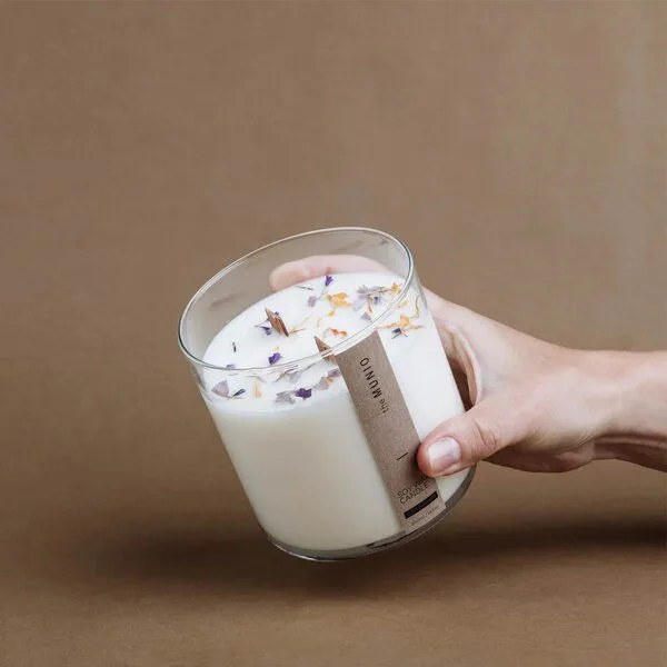 Munio Candela Munio Candela große Bio-Sojawachskerze im Glas mit Holzdochten & Duft, Moos, – Produktbild 3 von 3