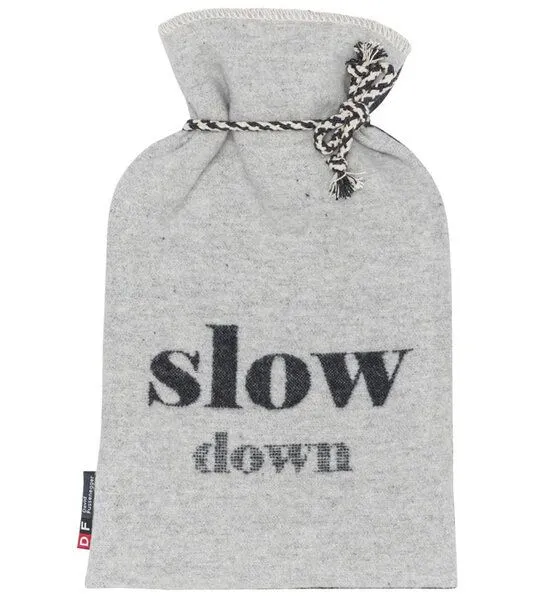david fussenegger David Fussenegger SILVRETTA Wärmflasche mit Bezug “slow down” 2 Liter, Grau, – Produktbild 1 von 2