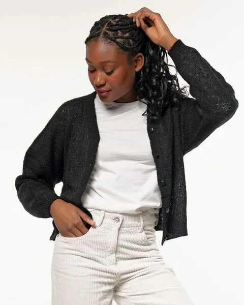 Alma & Lovis Alma & Lovis Leichte Strickjacke aus feinem Alpakagarn | Light Jacket, Raven (schwarz), – Produktbild 3 von 4