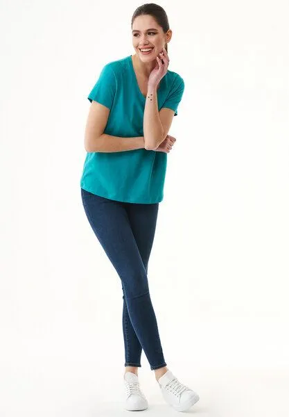 ORGANICATION ORGANICATION Damen Basic T-Shirt aus Bio-Baumwolle mit V-Ausschnitt, Emerald, – Produktbild 2 von 4
