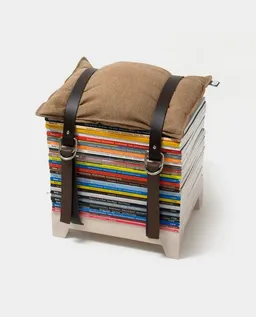 NJUSTUDIO NJUSTUDIO Hockenheimer - Hocker für Magazinsammlung – Produktbild 1 von 1